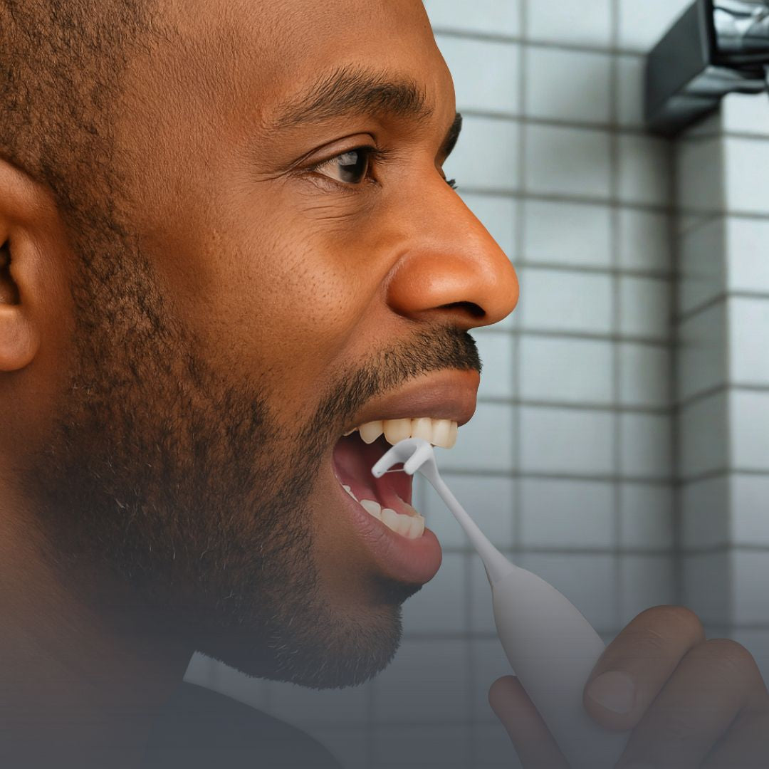 Mann nutzt elektrische Zahnseide zur gründlichen Reinigung der Zahnzwischenräume