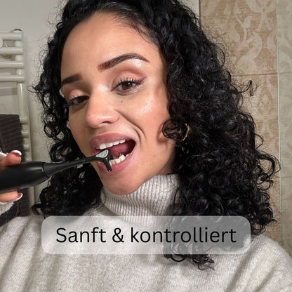 Anwendung der clenzii Pro elektrischen Zahnseide für sanfte und kontrollierte Zahnzwischenraumpflege